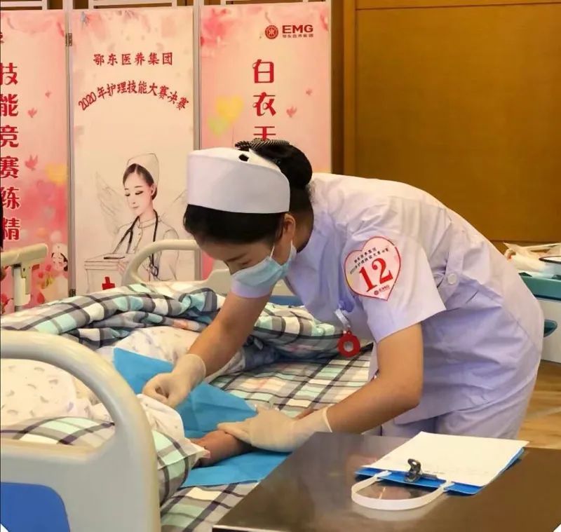 护理技能比武，二医院展风采002.jpg